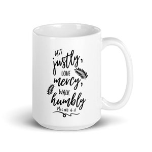 Puede incluir: Taza de cer&aacute;mica blanca con texto negro que dice "Act&uacute;a con justicia, ama la misericordia, camina con humildad Miqueas 6:8".