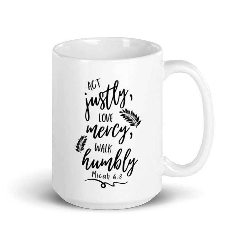 Puede incluir: Taza de cer&aacute;mica blanca con texto negro que dice "Act&uacute;a con justicia, ama la misericordia, camina con humildad Miqueas 6:8".