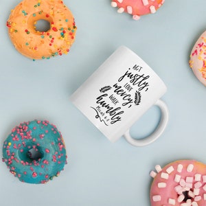 Puede incluir: Taza de cer&aacute;mica blanca con texto negro que dice "Act&uacute;a con justicia, ama la misericordia, camina con humildad, Miqueas 6:8".