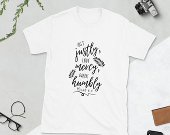 Kortärmad t-shirt med bibelvers och Mika 6:8 i bomull