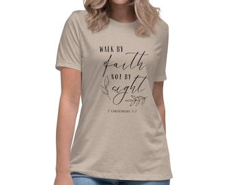 T-shirt 2 Corinzi Camicia rilassata Camicia di cotone Abbigliamento scrittura femminile Cammina per fede 2 Corinzi Versetto della Bibbia Regalo Camicia