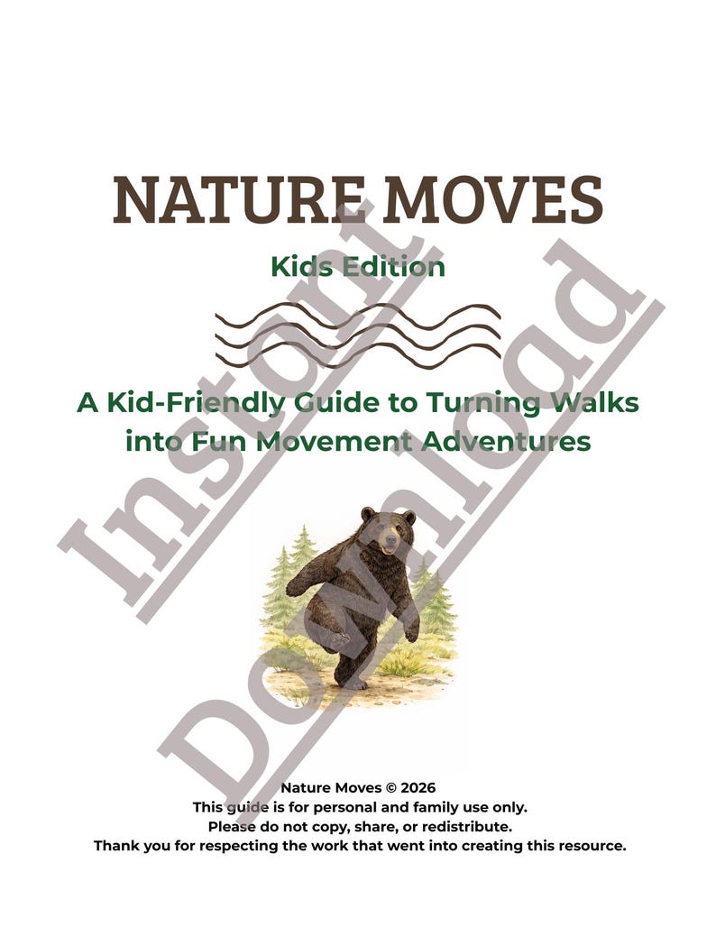 K&ouml;nnte beinhalten: Ein wei&szlig;es Buchcover mit dem Titel "NATURE MOVES" in braunen Buchstaben, darunter "Kids Edition". Das Cover zeigt eine B&auml;renillustration und den Text: "A Kid-Friendly Guide to Turning Walks into Fun Movement Adventures."