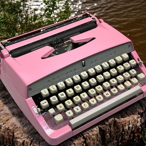 Macchina da scrivere vintage Brother rosa con tastiera bianca – Custodia in pelle inclusa, regalo di Natale perfetto, condizioni impeccabili, arredamento retrò per ufficio