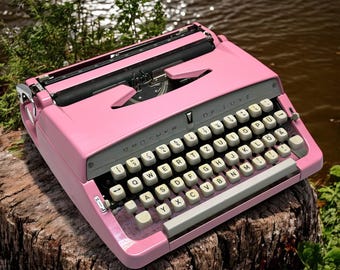 ピンクのアドラー ティッパ タイプライター: 1960 年代のビンテージ