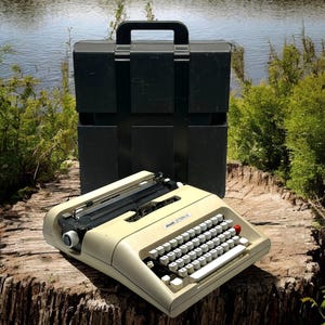 Olivetti Typewriter - Stunning Iron Body, Pristine Condition, Perfect Gift for Writers & Collectors, Vintage Retro Decor