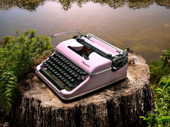 ヴィンテージ オリンピア SM3 ピンク タイプライター – 機能満載