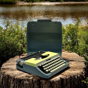 Vintage Brother Typewriter - Fully Functional Manual Typewriter, Retro Decor, Perfect Gift for Writers & Collectors, Classic Design