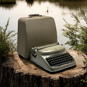Alpina Typewriter - Vintage Manual Typewriter | Classic Retro Decor | Fully Functional, Ideal Gift for Writers and Collectors