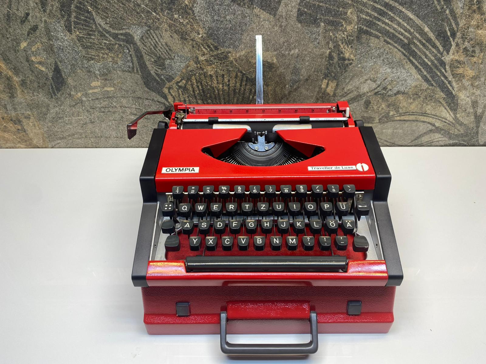 Olympia タイプライター 黒　ヴィンテージ1960年代 ヴィンテージ オリンピア タイプライター（黒鍵＆赤ケース