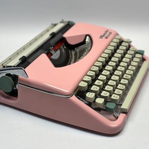 Elevate Your Writing Experience with the Olympia Splendid 33/66 Typewriter - Pink Beauty, QWERTY Keyboard, Premium Typewriter