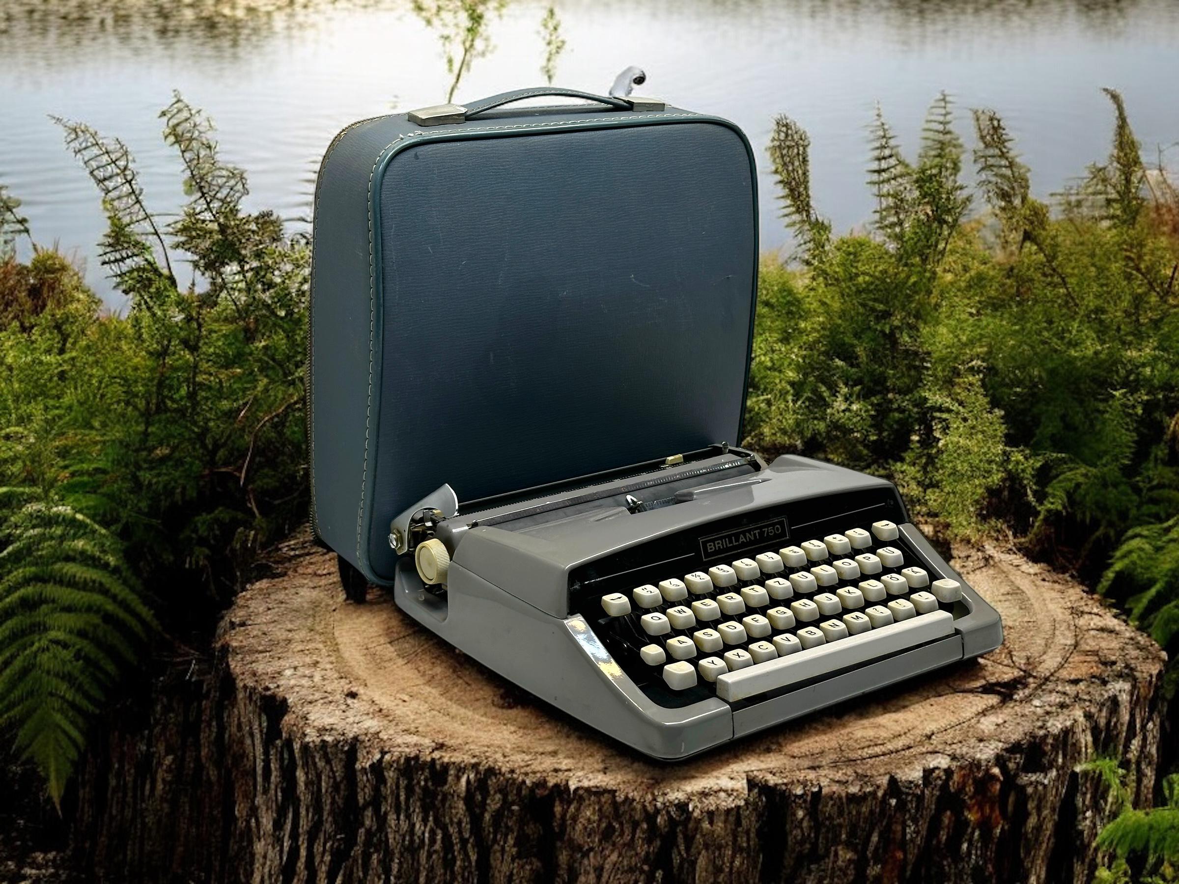 レア　vintage typewriter Brillant 750 Typewriter - Vintage Manual Typewriter | Retro Decor