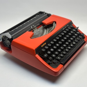 Máquina de escribir Red Brother: elegancia antigua con funcionalidad moderna, teclado negro y funda para escribir sin esfuerzo y portabilidad