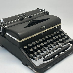 ¡Un gran regalo! Máquina de escribir Royal Quiet De Luxe QWERTY: el mejor regalo premium para los entusiastas de la escritura