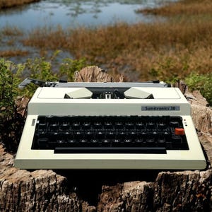 Contessa Slim Typewriter - Compact Manual Typewriter, Vintage Retro Decor, Fully Functional, Perfect Gift for Writers & Collectors