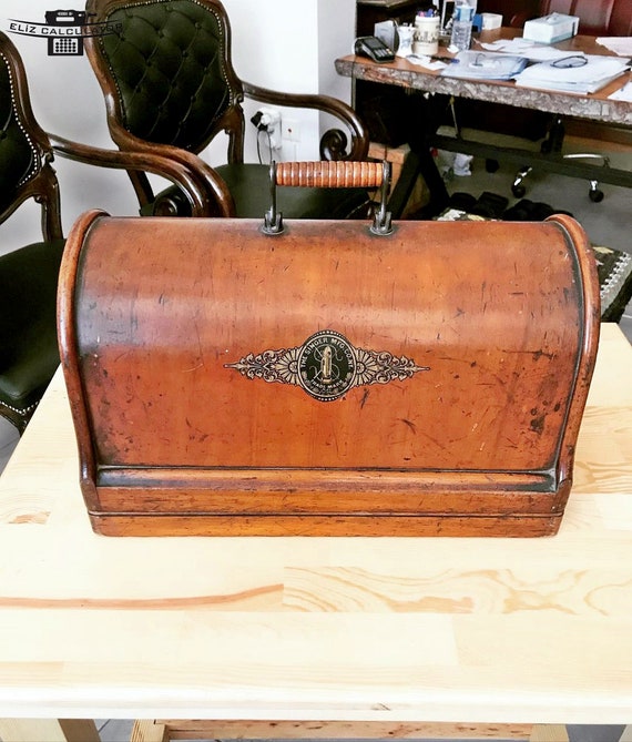 Vintage Singer Sewing Machine W/ Wood Case