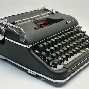 Olympia SM3 Typewriter - Black Typewriter, QWERTY Keyboard - Olympia Typewriter - Writers&#39; Choice