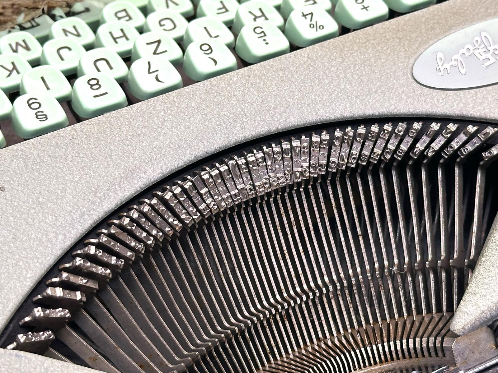 ヴィンテージ エルメス ベビー ポータブル タイプライター (良好な状態) オリジナル エルメス ベビー タイプライター - ヴィンテージ 手動