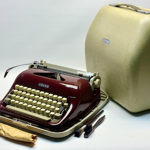 GESCHENKSHOP! Adler Bordeaux Schreibmaschine | Creme Tastatur | 1960er Modell Antike Schreibmaschine in einwandfreiem Zustand