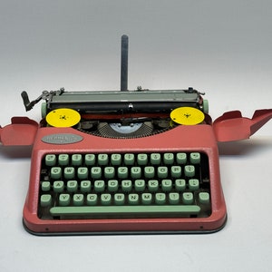 Great gift! Hermes BABY Typewriter - Green QWERTZ Keyboard: The Perfect Gift!