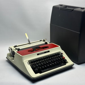 Embrace Vintage Style with the Silver Reed 500 Typewriter - Red Cover, QWERTZ Keyboard, Antique Gift