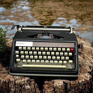 Vintage Black Brother Typewriter – Classic Manual Typewriter, Perfect for Writers & Collectors