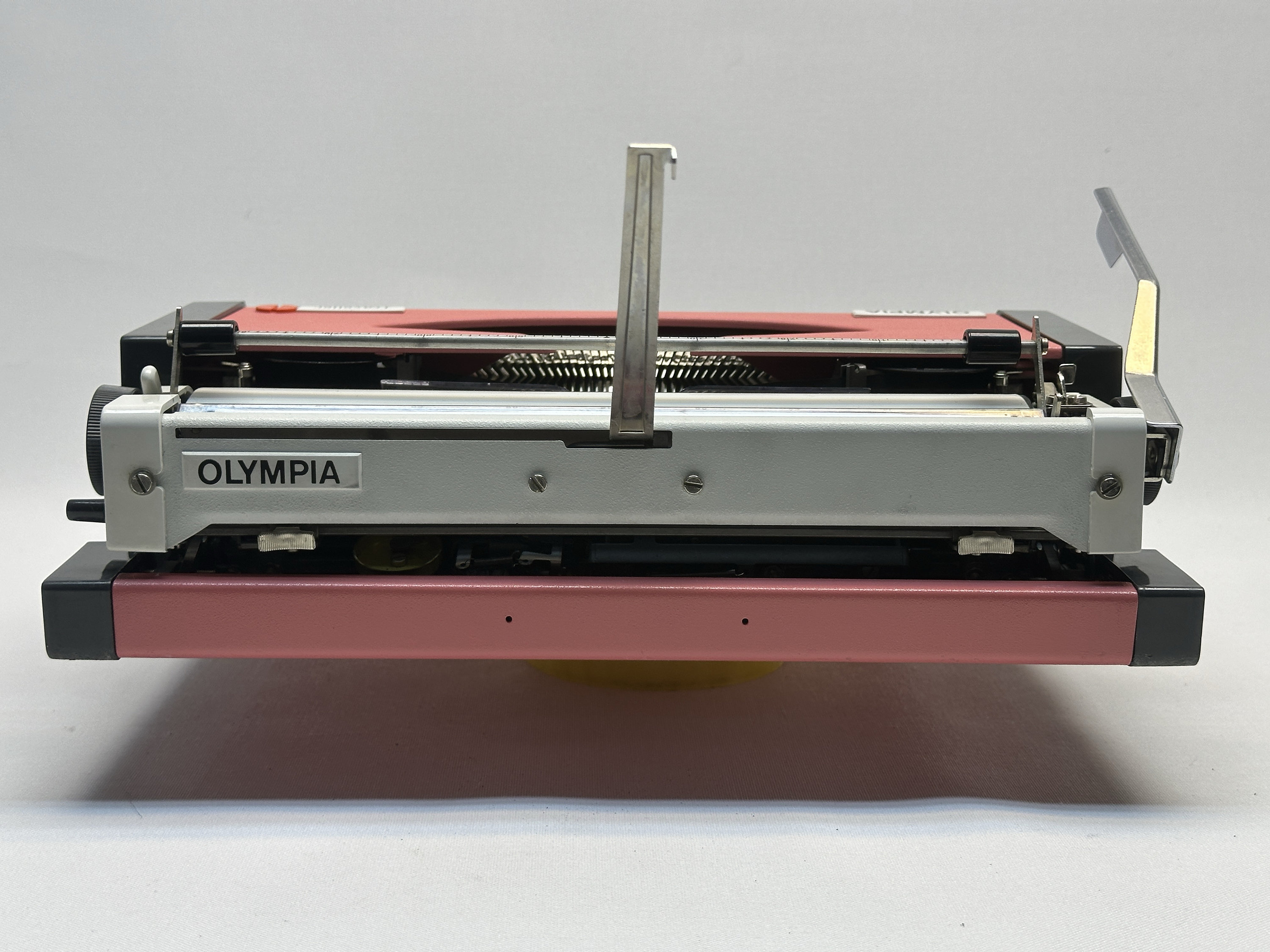 ピンクのオリンピアタイプライター | 1960年代のヴィンテージ