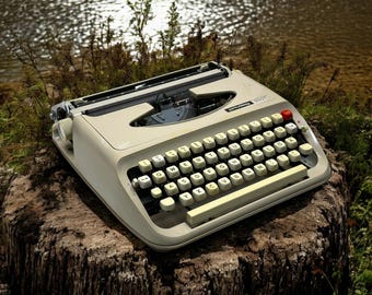 Máquina de escribir manual Privileg vintage: totalmente funcional, decoración steampunk.