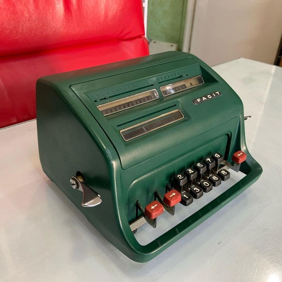 1960年代のFacit機械式計算機 - 復元されたレトロなオフィス装飾