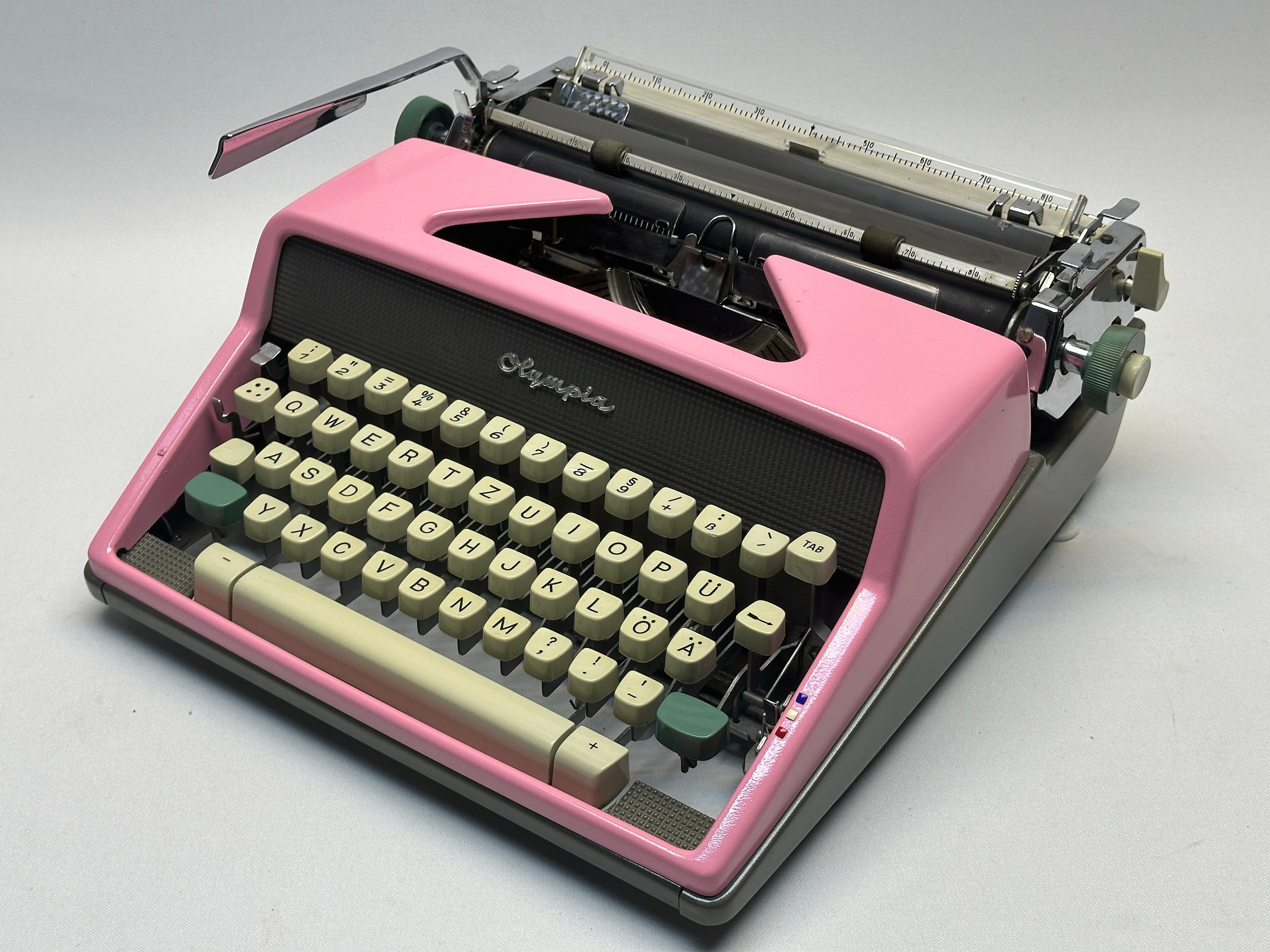 ピンクのオリンピア SM7 手動タイプライター - ビンテージ ポータブル
