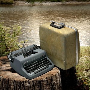 Royal Vintage Typewriter - Classic Manual Typewriter | Fully Functional Retro Decor | Perfect Gift for Writers and Collectors