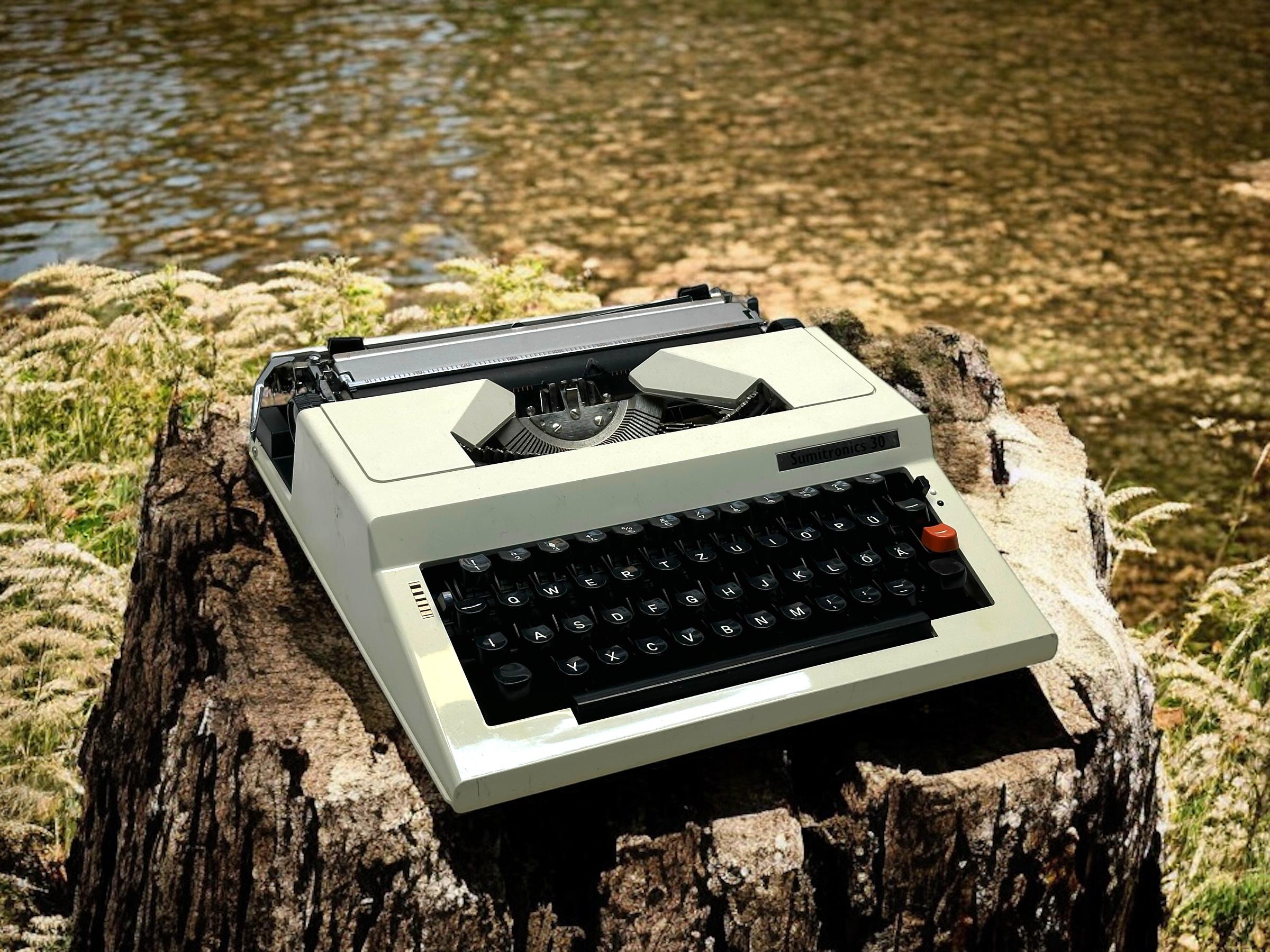 Contessa ホワイトタイプライター Contessa Slim タイプライター - コンパクトな手動タイプライター