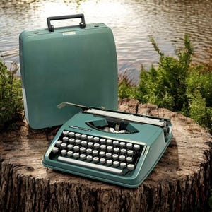 Olivetti Lettera 32 - Rare Vintage Manual Typewriter | Fully Functional | Iconic Collectible for Writers and Enthusiasts