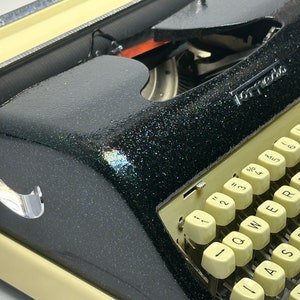 Glittering Black Torpedo Typewriter with QWERTZ Keyboard and Cream Keyboard + Leather Bag - Antique Typewriter