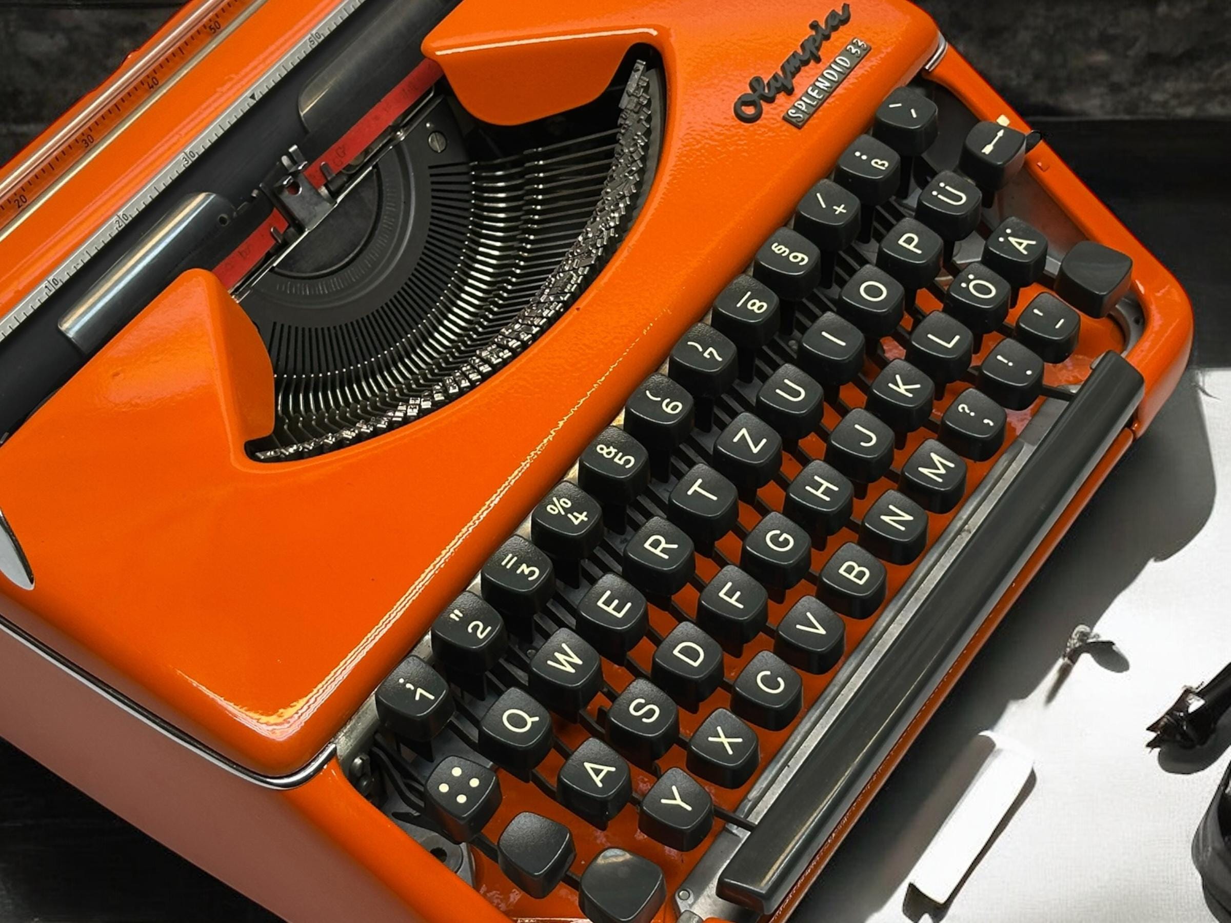オリンピア　タイプライター　SPLENDID33 Vintage Orange Olympia Splendid 33 Typewriter – Retro Office Decor