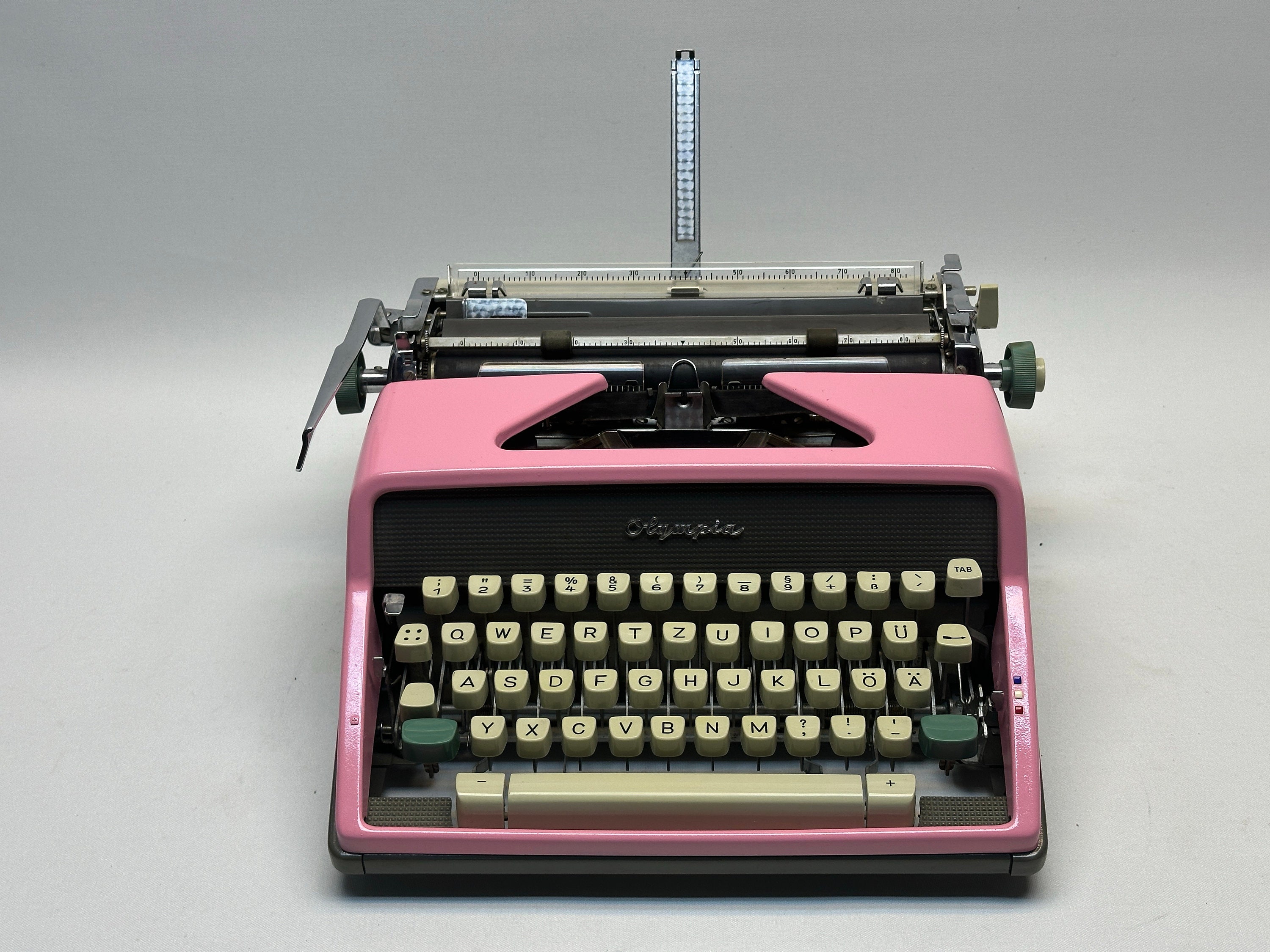 ピンクのオリンピア SM7 手動タイプライター - ビンテージ ポータブル
