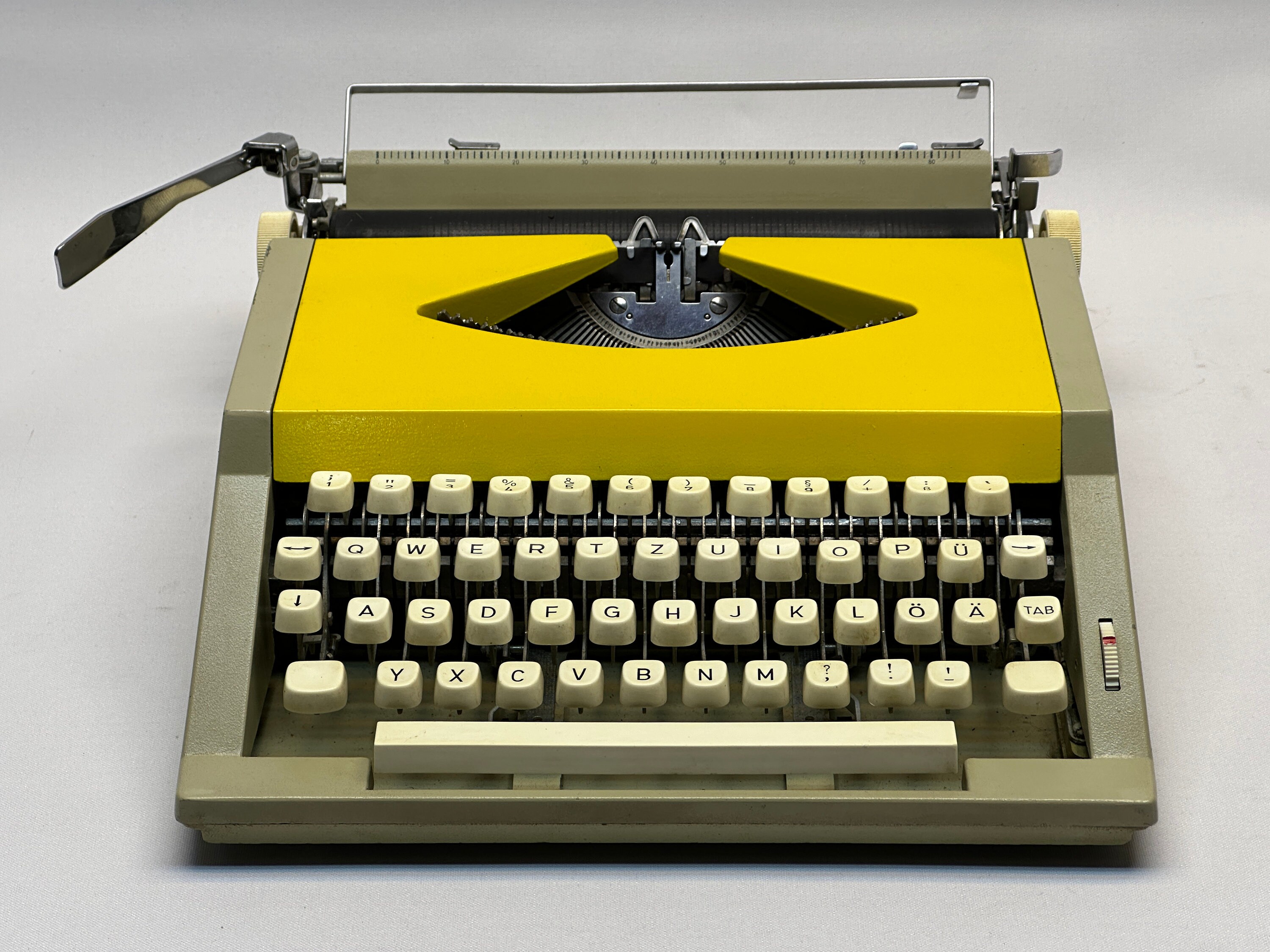 Abc Yellow Typewriter - Soothing Yellow Typewriter With QWERTZ Keyboard ...