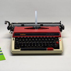 ヴィンテージエレガンス、ブラザーデラックスタイプライター - レッドタイプライター - QWERTZキーボード、ブラックキー、マットレッド仕上げ、レザーバッグ