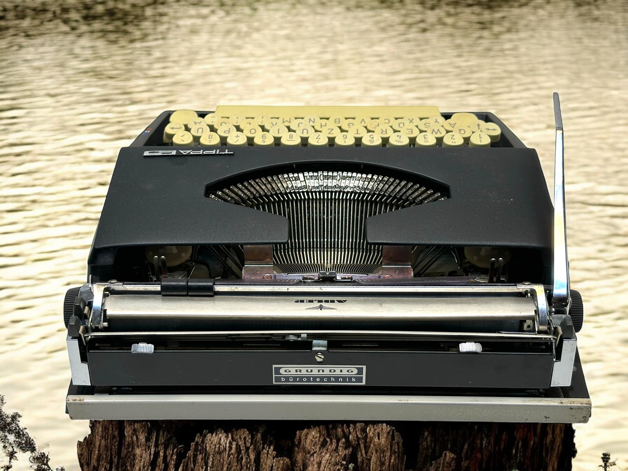 ドイツ製 Adler Tippa S ポータブルタイプライター Adler Tippa S Typewriter - Portable Vintage Manual Typewriter - Etsy