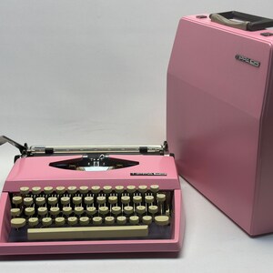 Vintage Anhänger mit der Schreibmaschine Adler Tippa S - rosa Gehäuse, cremefarbene Tastatur, antike Schönheit