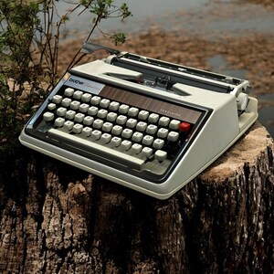 White Brother Typewriter – Like New, Pristine Condition, Perfect Gift for Writers & Collectors