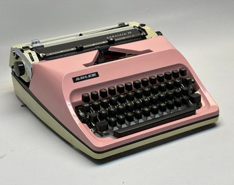 ピンクのアドラー ティッパ タイプライター: 1960 年代のビンテージ