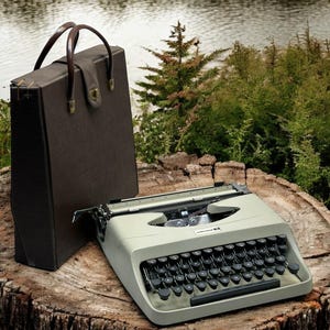 Underwood 18 Typewriter - Vintage Manual Portable Typewriter | Retro Decor & Fully Functional | Ideal Gift for Writers and Collectors