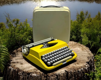 Máquina de escribir QWERTY vintage amarilla, manual retro, funcional