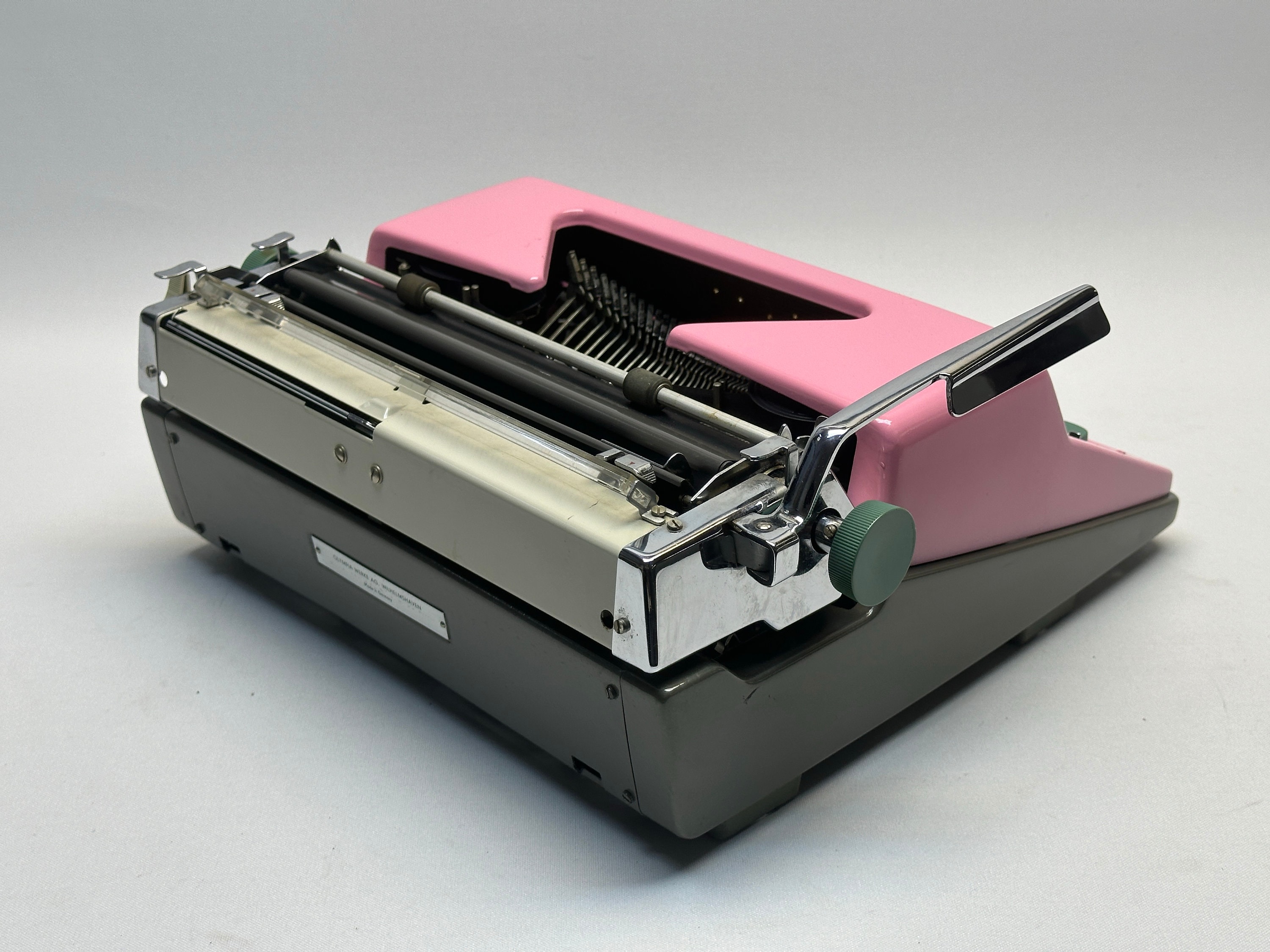 ピンクのオリンピア SM7 手動タイプライター - ビンテージ ポータブル