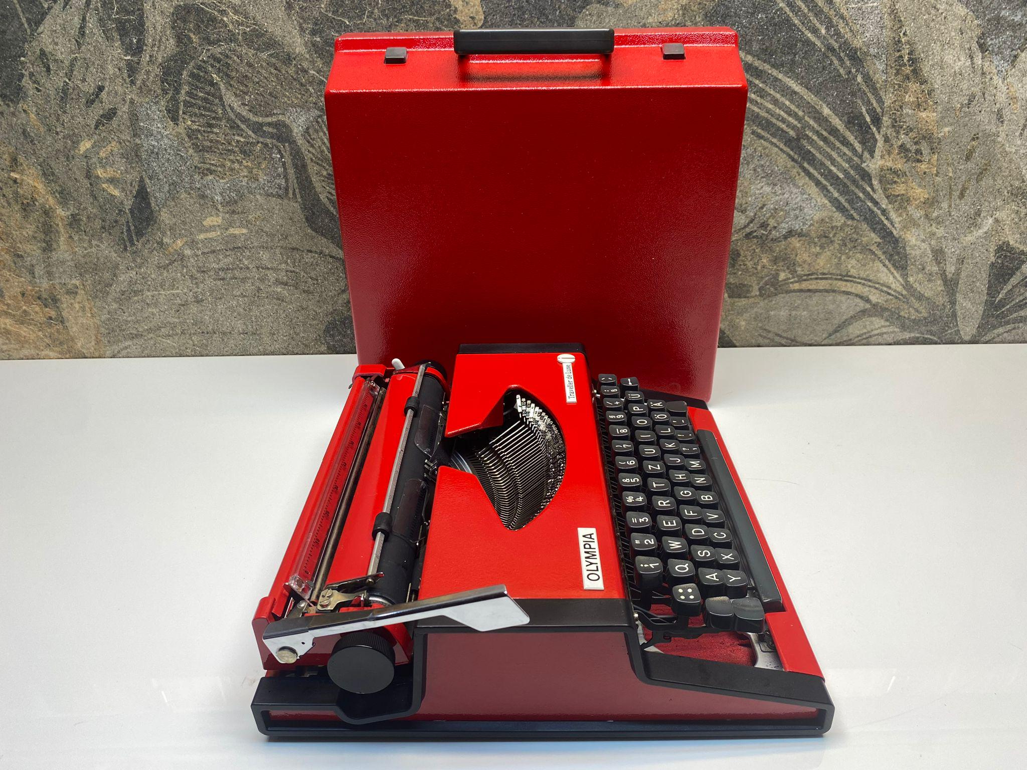 Olympia タイプライター 黒　ヴィンテージ1960年代 ヴィンテージ オリンピア タイプライター（黒鍵＆赤ケース