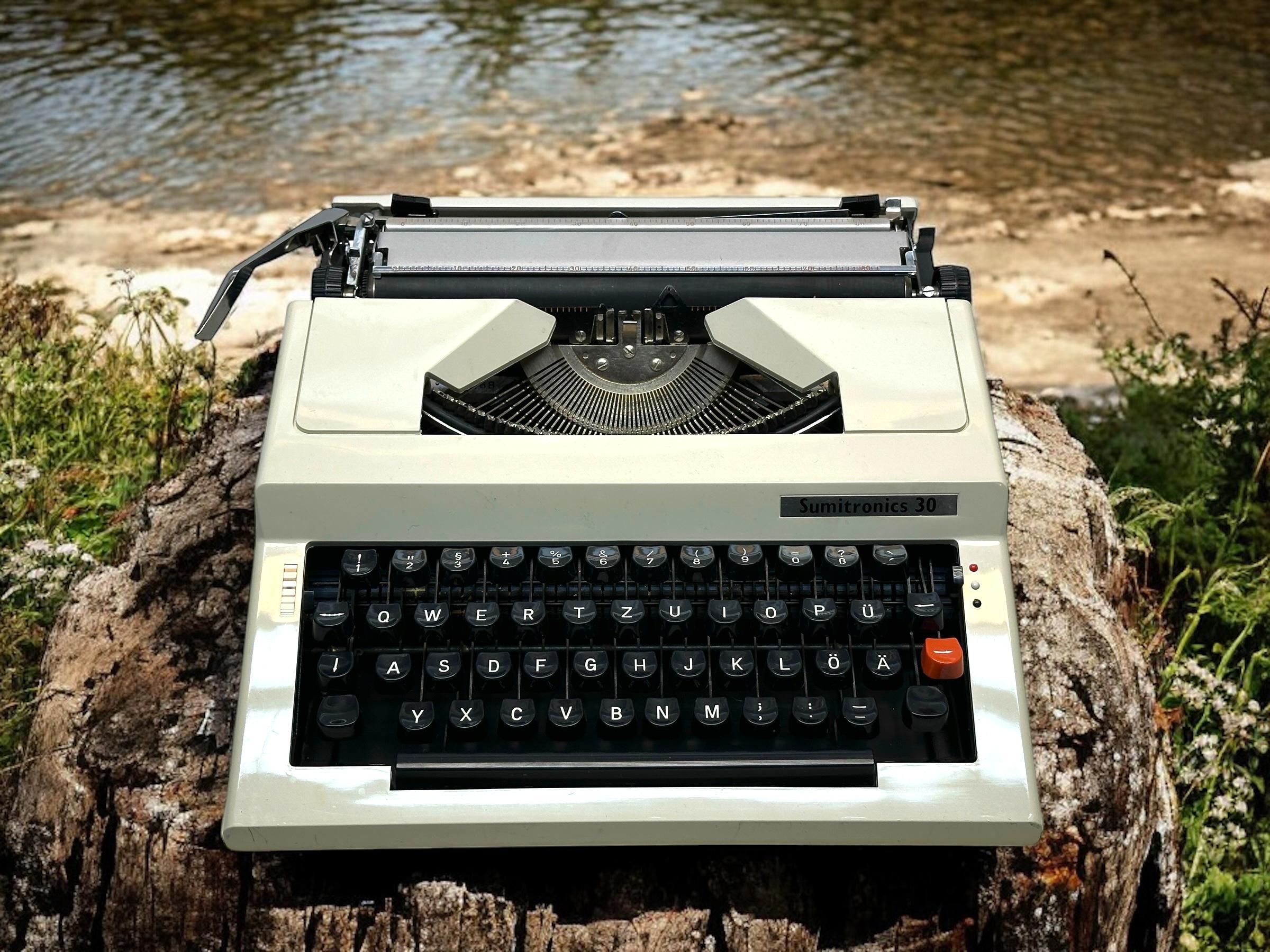 Contessa Slim タイプライター - コンパクトな手動タイプライター