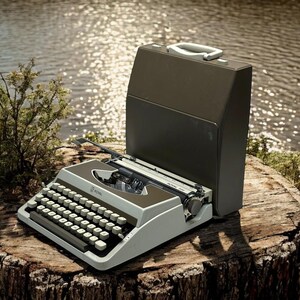 Original Royal Manual Typewriter - Vintage Classic Typewriter - Retro Office Decor Gift for Writers and Collectors