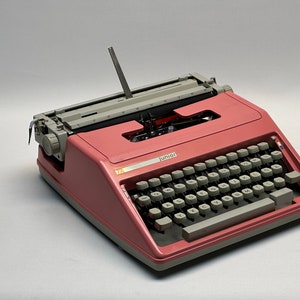 ジュニアタイプライター - QWERTZ キーボード、ホワイトキー、マットピンク仕上げ、レザーバッグ