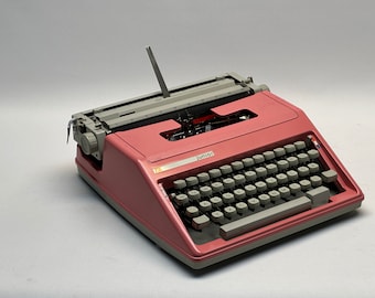 Junior Typewriter - QWERTZ Keyboard, White Keys, Matte Pink Finish, Leather Bag