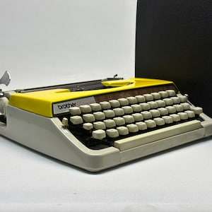 Máquina de escribir manual Brother con tapa amarilla - Máquina de escribir portátil vintage - Regalo de decoración de oficina retro para escritores